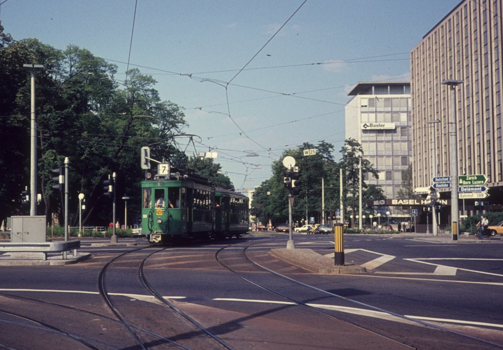 Basel BVB Tram 7 (Be 2/2 203) Aeschengraben / Centralbahnplatz am 29. Juni 1976.