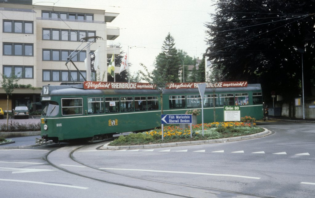 Basel BVB Tram 7 (Dwag/Siemens-GT6 605) Binningen, Hauptstrasse / Paradiesstrasse am 29. Juni 1980.