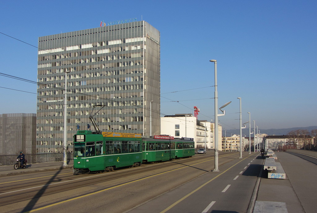 Basel Tw 478 auf der Dreirosenbrcke, 02.03.2012.