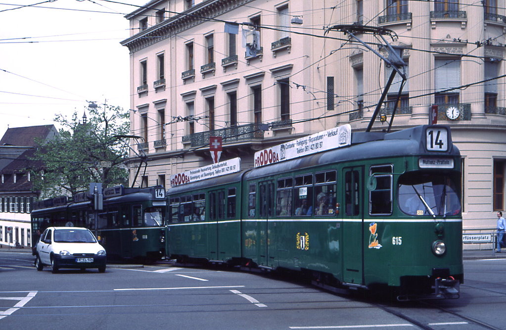 Basel Tw 615 und 608 haben den Steinenberg erklommen und fahren via Aeschenvorstadt auf den Aeschenplatz zu, 13.05.1999.