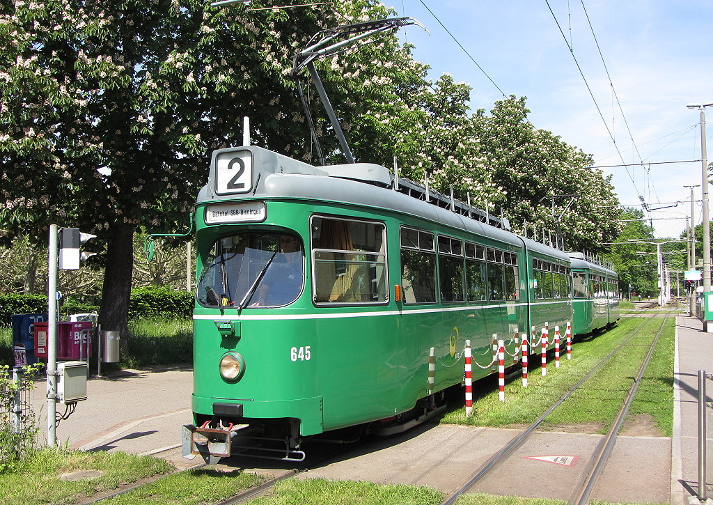 Basel Tw 645 und 652 an der Hst. Eglisee, 11.05.2012.