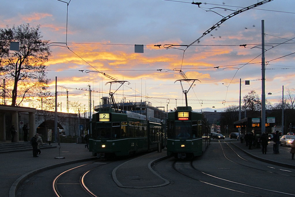 Basel Tw 677 und 675 im morgendlichen Berufsverkehr vor dem badischen Bahnhof, 09.12.2011.

