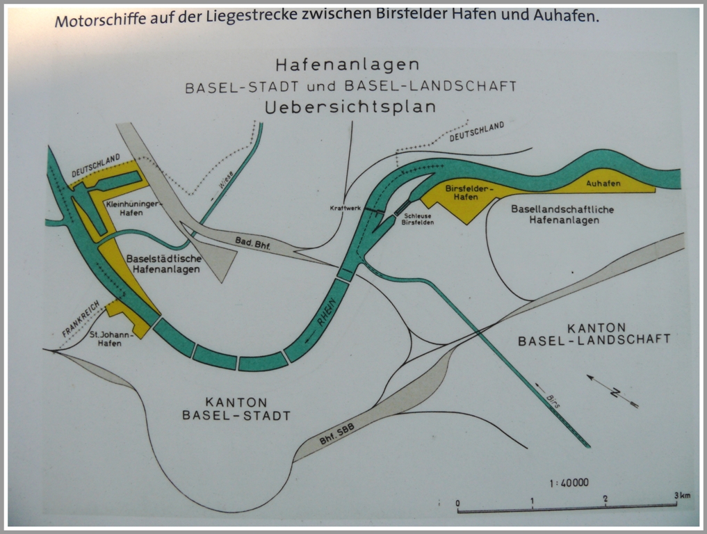 Basel ist die Verkehrsdrehscheibe der Schweiz, wo Waren umgeschlagen werden und Personen umsteigen zwischen Schiff, Bahn, Tram, Bus und PW.
Das heisst, es ist auch ein sehr vielfltiges Umfeld fr Fotografen der verschiedenen Verkehrstrger. Infotafel Basel Auhafen (21.09.2010)