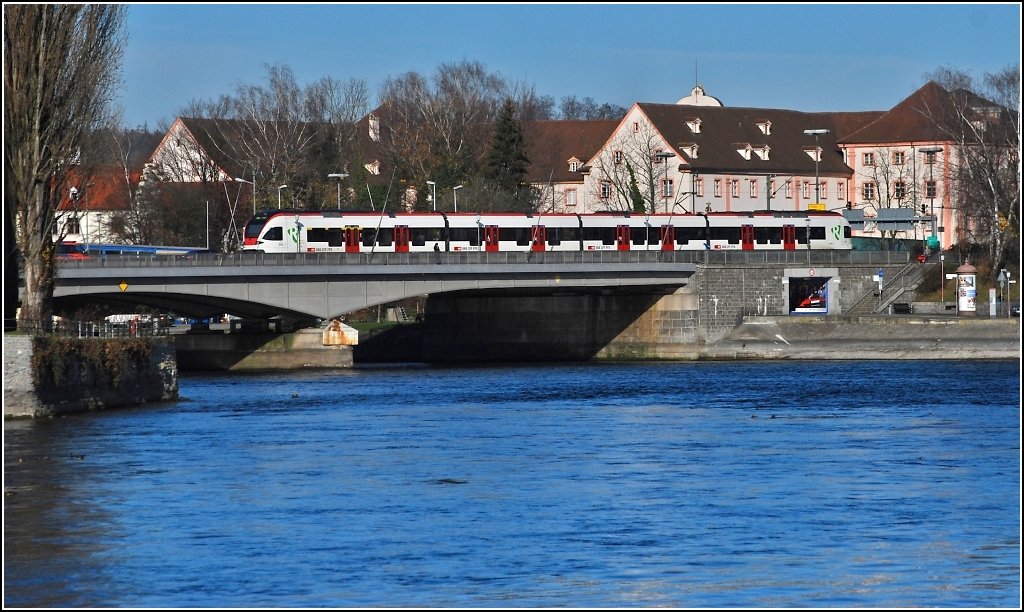 Basler auf Abwegen. Regio-S-Bahn Basel auf der Konstanzer Rheinbrcke. Wer genau hinsieht erkennt die Unterschiede beider S-Bahnen. (November 2009)