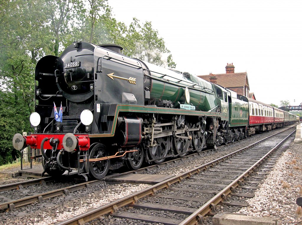  Battle of Britain  Class  Sir Archibald Sinclair  vor der Abfahrt
Uckfield Richtung Kinscote auf der Museumseisenbahn Bluebell Railway,
Sdostengland im August 2010