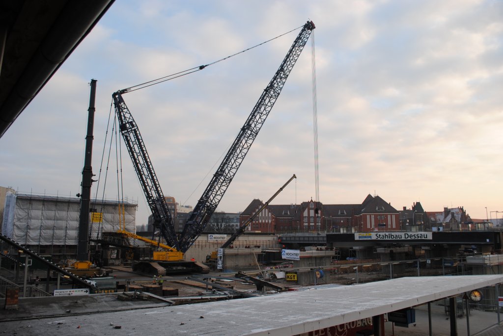 Bauarbeiten am 28.11.2010 dem 1.Advent am Bahnhof Ostkreuz. die Brckenteile fr den S-Bahnsteig Ringbahn werden eingehoben.