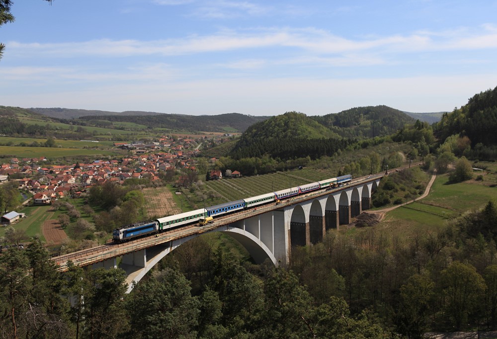 Bauarbeiten auf dem Viadukt bei Doln Loučky, Strecke 250 Brnn - Prag, 29.04.2012.