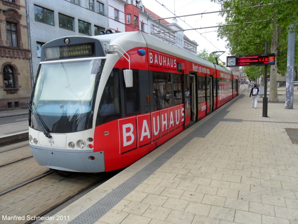 Bauhaus Saarbahn an der Haltestelle Saarbrcken Landwehrplatz. Das Foto habe ich am 28.04.2011 gemacht.
