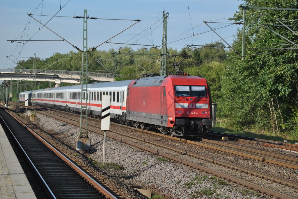 Baureihe 101 durchfhrt am Abend des 02.09.2011 den Bahnhof Langen Flugsicherung.