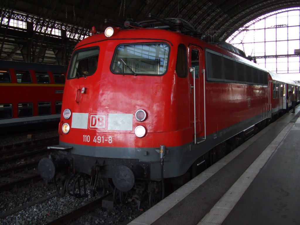 Baureihe 110 491-8 steht am 24.07.2010 mit ihrem RegionalExpress im Bremer Hauptbahnhof und wartet auf die Weiterfahrt nach Bremerhaven-Lehe. Am Zugschluss luft der Steuerwagen der Bauart Bnrdzf 477 mit.