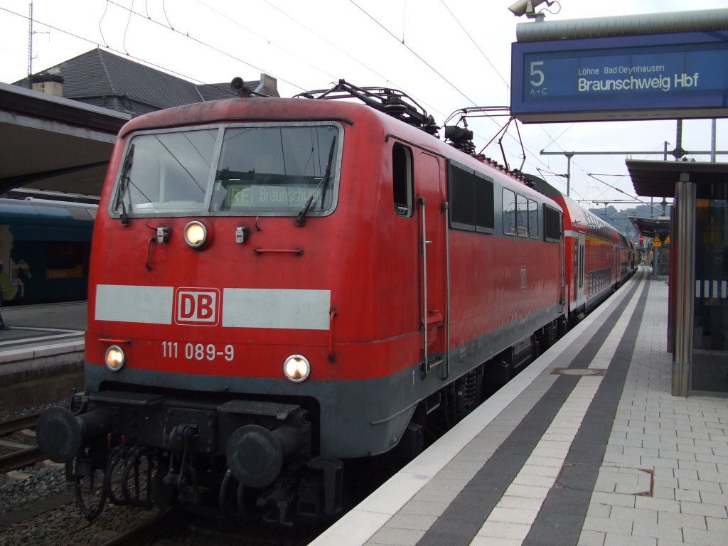 Baureihe 111 089-9 steht mit ihrem RegionalExpress abfahrbereit im Bielefelder Hauptbahnhof. Aufgenommen am 13.10.2010.