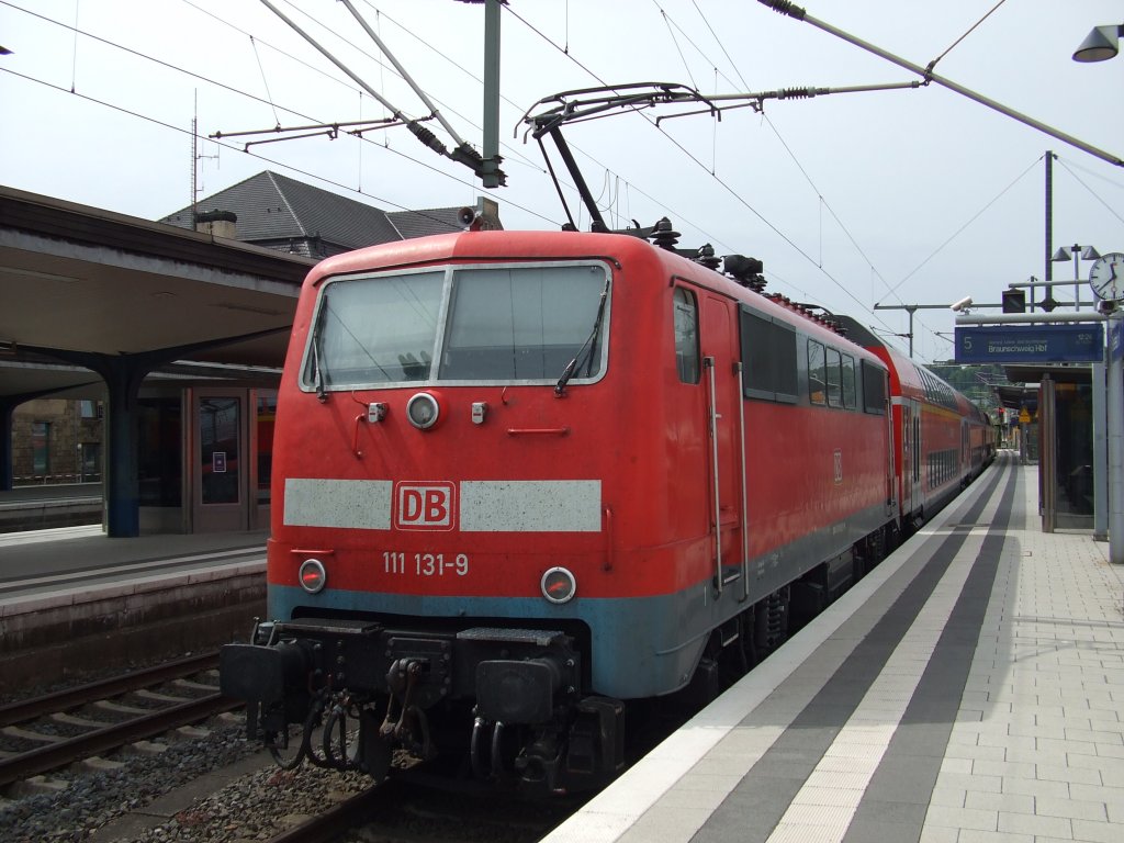 Baureihe 111 131 wartet am 26. Mai 2010 mit ihrem RE 14209 im Bielefelder Hauptbahnhof auf die Rckfahrt nach Braunschweig.