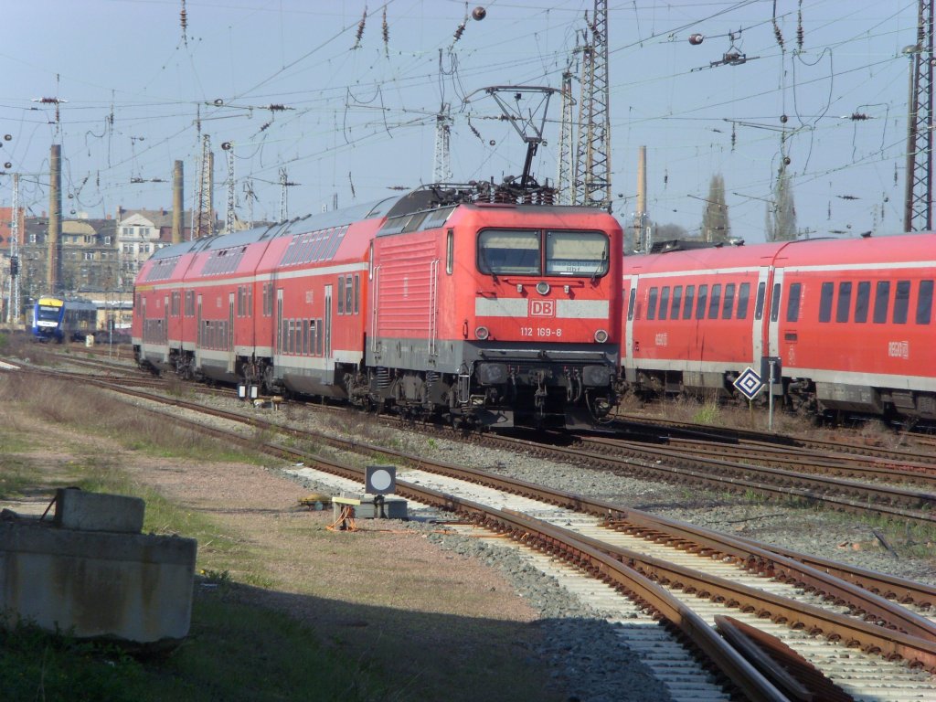Baureihe 112 169-8 am kurz nach Ausfahrt aus Halle/Saale Hbf, nach Madgeburg am 24.04.2010