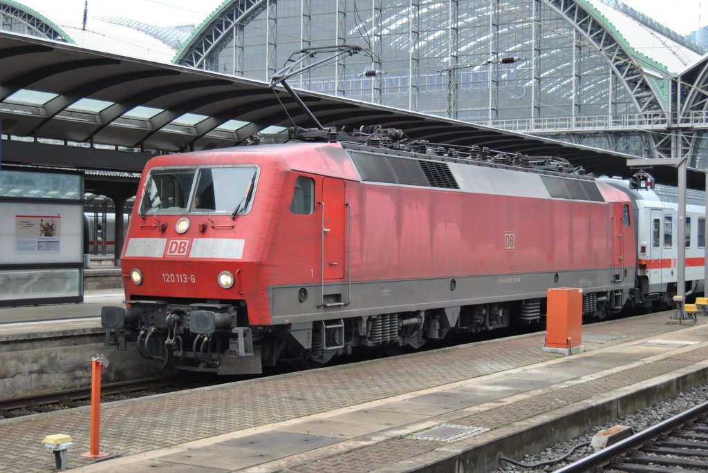 Baureihe 120 113-6 am 26.12.2011 in Frankfurt am Main Hauptbahnhof.