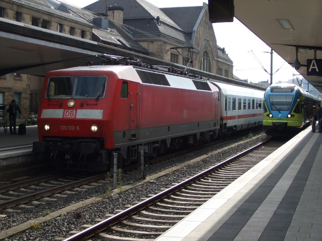 Baureihe 120 132-6 ist mit ihrem InterCity in Bielefeld angekommen und wartet auf die Weiterfahrt nach Berlin Ostbahnhof. Daneben steht ET 010 (FLIRT Baureihe 427) der WestfalenBahn und wartet auf die Rckfahrt nach Bad Bentheim. Aufgenommen am 26.09.2010.