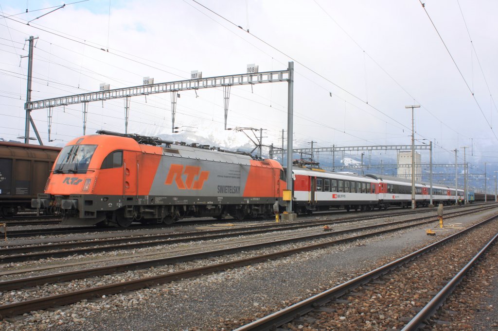 Baureihe 1216 von RTS mit SBB Schul- und Erlebniszug inkl. am Zugschluss ex Bahnarztwagen.