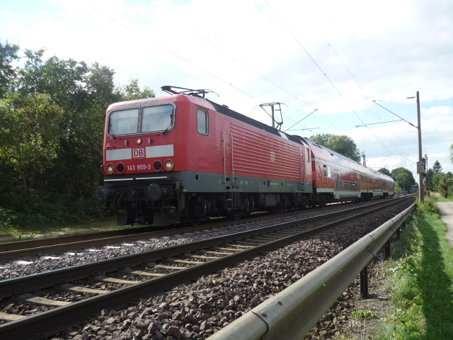 Baureihe 143 285-7 als RE nach Magdeburg Hauptbahnhof, kurz hinter dem Bahnhof Knigslutter.