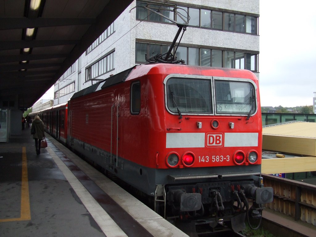 Baureihe 143 583-3 wartet als Schublok fr die S6 auf die Rckfahrt nach Kln-Nippes.Als Steuerwagen diente Bxf 796, 50 80 27-33 155-4. Aufgenommen am 15.10.2010 in Essen.


