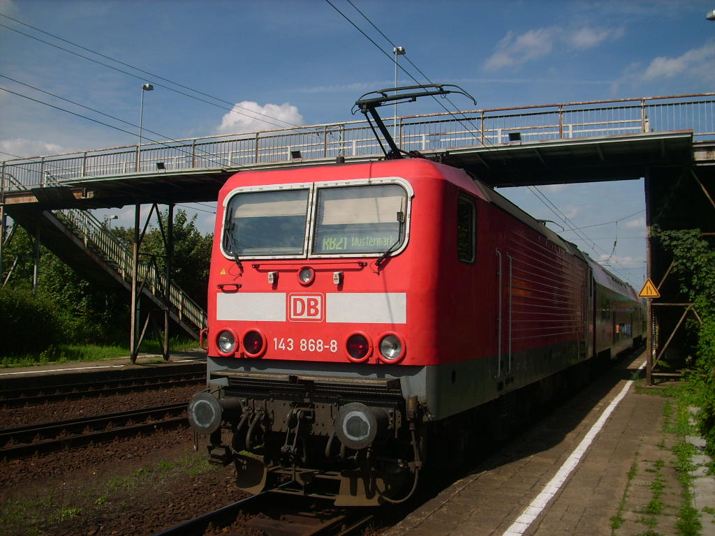 Baureihe 143 868-8 im Bahnhof Priort bei Wustermark RB 21 nach Wustermark 28.5.2010 