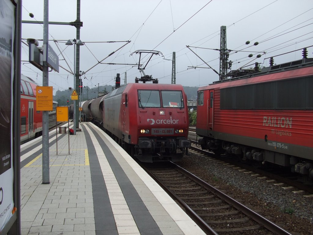 Baureihe 145 - CL 001 von arcelor zieht einen Kesselwagenzug durch den Bielfelder Hauptbahnhof und begegnet dabei Baureihe 155 075-5. Aufgenommen am 17.08.2010.