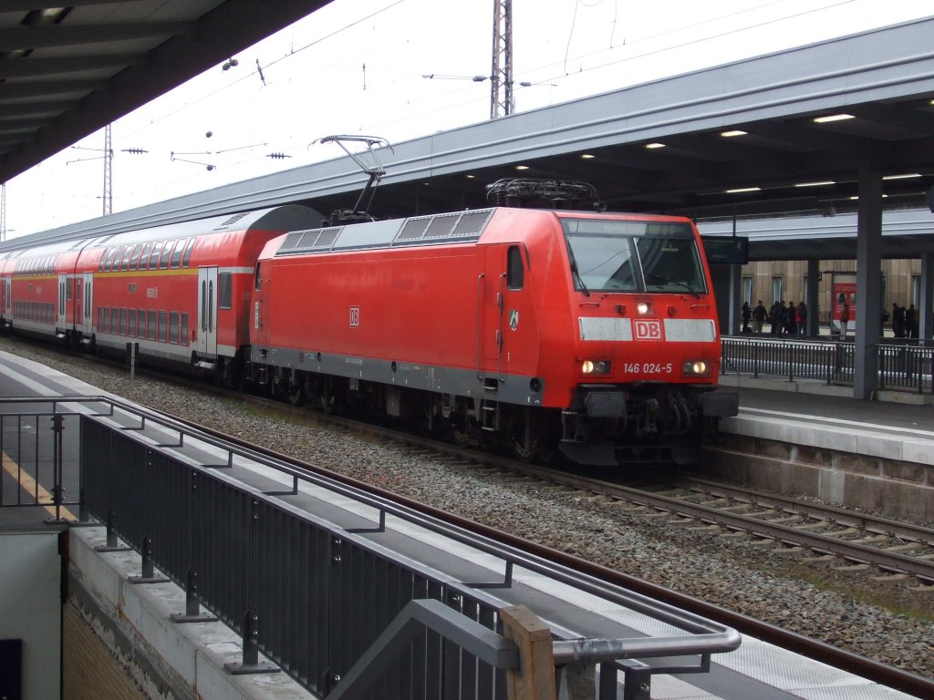 Baureihe 146 024-5 wartet mit ihrem RegionalExpress im Hauptbahnhof von Essen auf die Weiterfahrt nach Hamm. Aufgenommen am 15.10.2010.