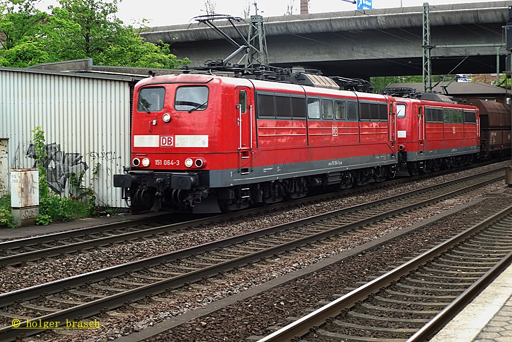 baureihe 151 in doppelpack mit eine erzzug in bhf harburg  am 19.04.13