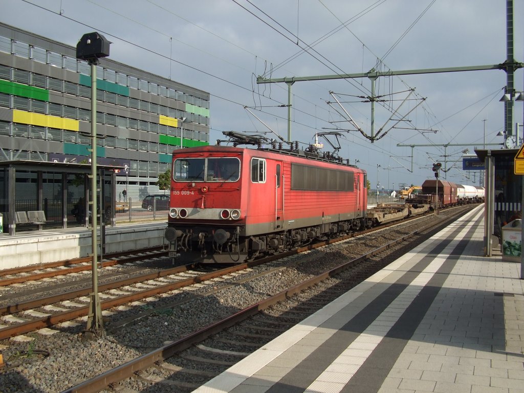 Baureihe 155 009-4 zieht einen Gterzug durch den Bielefelder Hauptbahnhof. Aufgenommen am 13.10.2010.