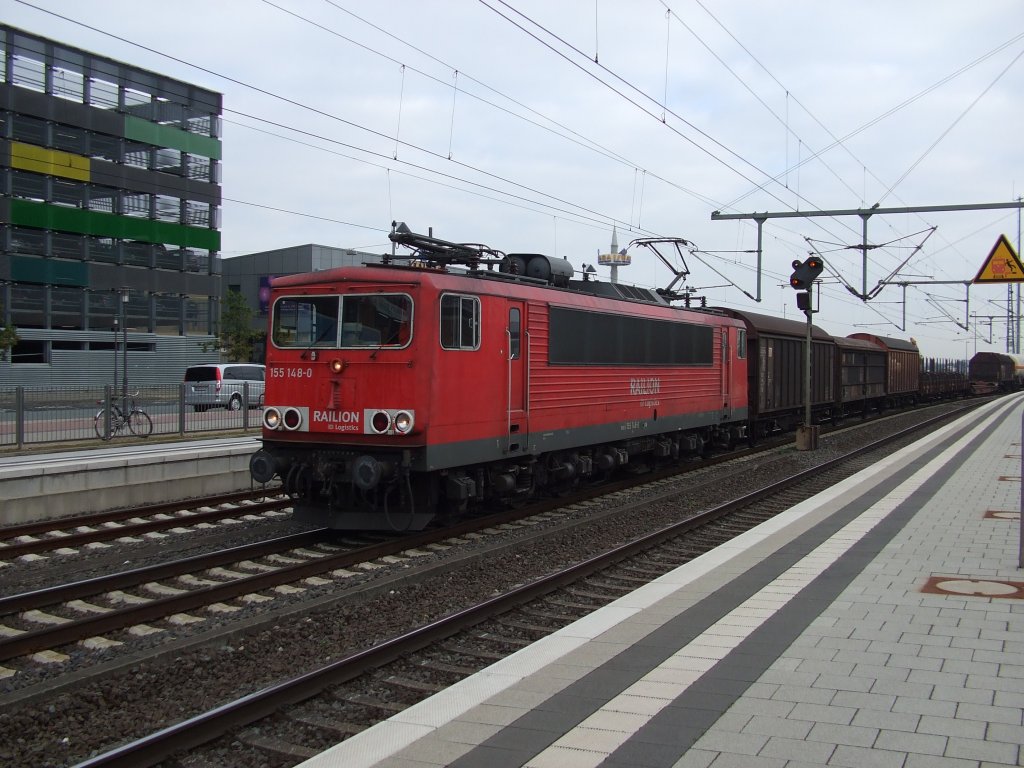Baureihe 155 148-0 zieht einen Gterzug durch den Bielefelder Hauptbahnhof. Aufgenommen am 13.10.2010.