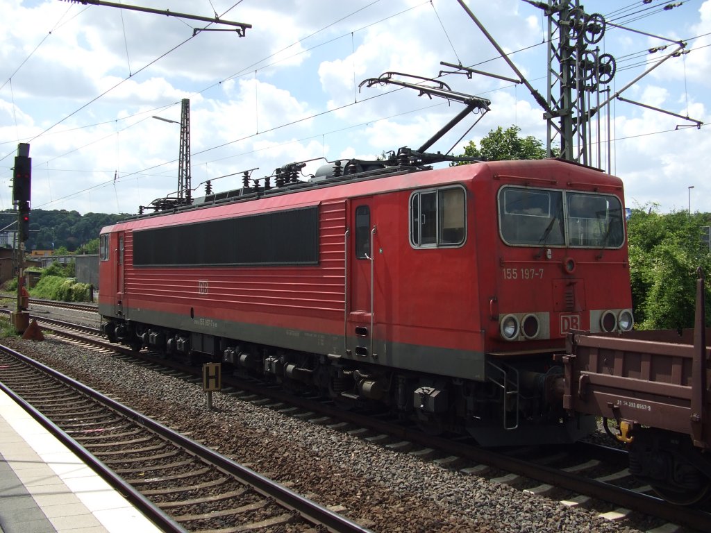 Baureihe 155 197-7 mit ihrem Gterzug im Bielefelder Hauptbahnhof. Von hinten aufgenommen am 13.07.2010.