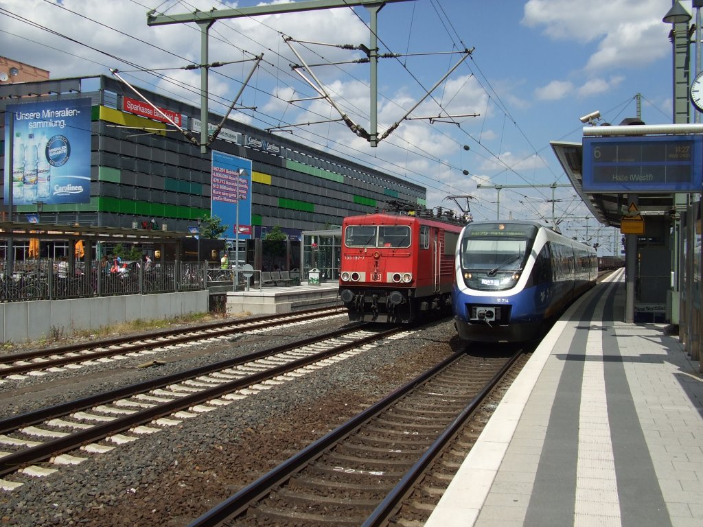 Baureihe 155 197-7 zieht einen Gterzug durch den Bielefelder Hauptbahnhof. Daneben ist VT 714 der Baureihe 643 zu sehen, der um 14:27 Uhr als RB75 nach Halle (Westfalen) fahren wird. Aufgenommen am 13.07.2010.
