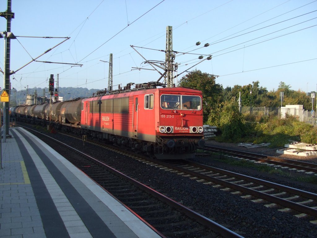 Baureihe 155 213-2 zieht einen Gterzug durch den Bielefelder Hauptbahnhof. Aufgenommen am 22.09.2010.