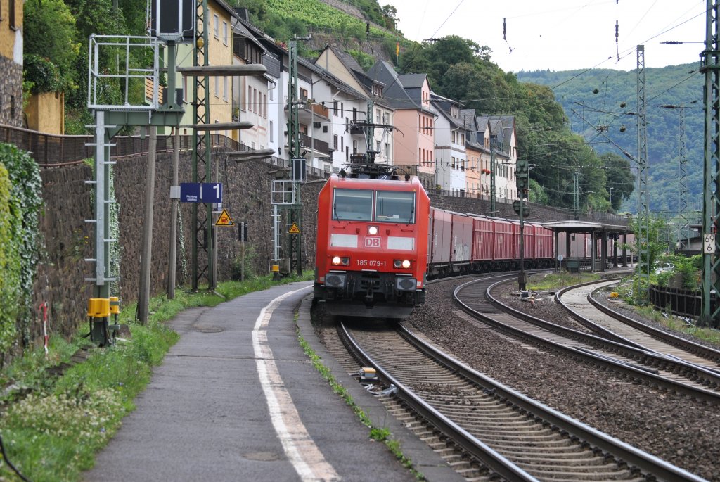 Baureihe 185 079-1 Durchfhrt am 25.07.2011 den Bahnhof von Assmannshausen.