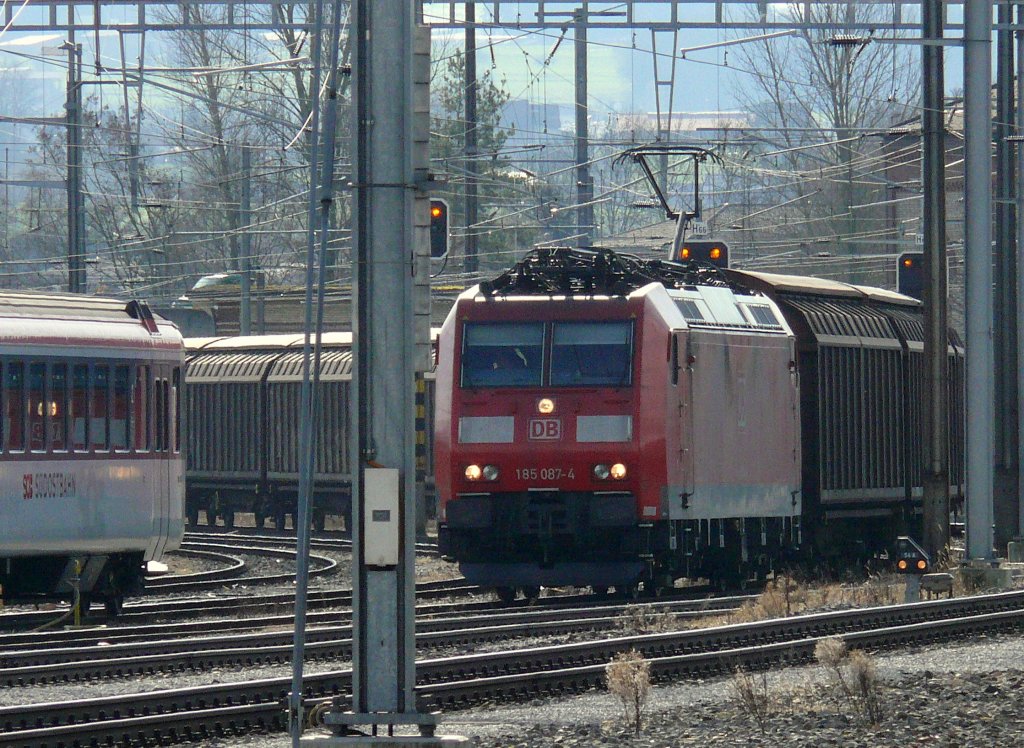 Baureihe 185 087-4 mit einem Gterzug bei der Einfahrt in Bahnhof Romanshorn (CH) am 04.02.2011.