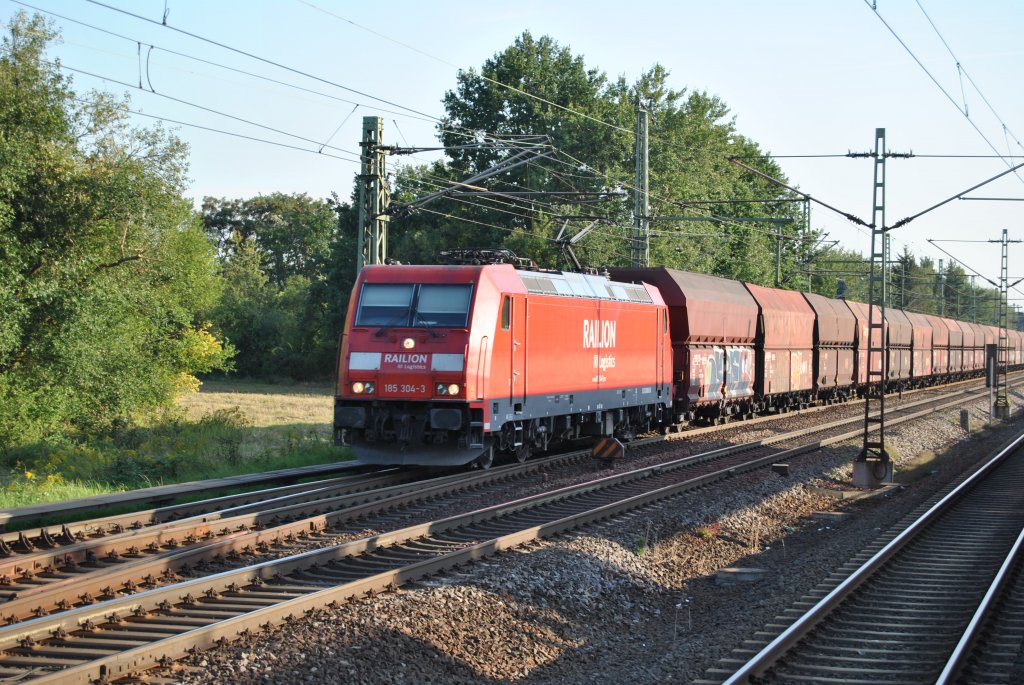 Baureihe 185 304-3 durchfhrt am 02.09.2011 den Bahnhof Langen Flugsicherung. Aufgenommen vom Bahnsteig aus.
