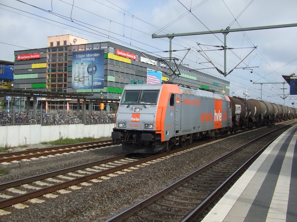 Baureihe 185 583-2 der hvle zieht einen Kesselwagenzug durch den Bielefelder Hauptbahnhof. Aufgenommen am 21.09.2010.