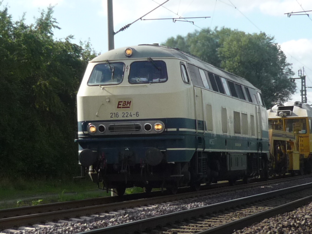 Baureihe 216 224-6 fhrt mit einem Bauzug Richtung Helmstedt. Aufgenommen am 06.09.2010 hinter dem Bahnhof Knigslutter.