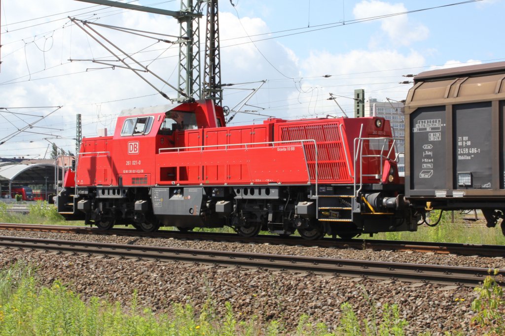 Baureihe 261 021-0 am 22.06.12 in Halle/Saale, Hfb im Hintergrund