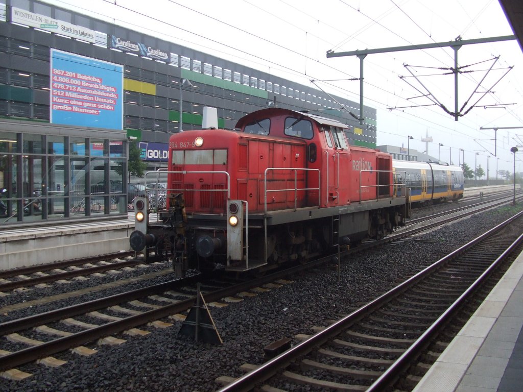 Baureihe 294 847-9 stand im sich auflsenden Morgennebel wegen eines Signalhaltes auf dem Durchfahrtsgleis im Bielefelder Hauptbahnhof. Aufgenommen am 31.08.2010.