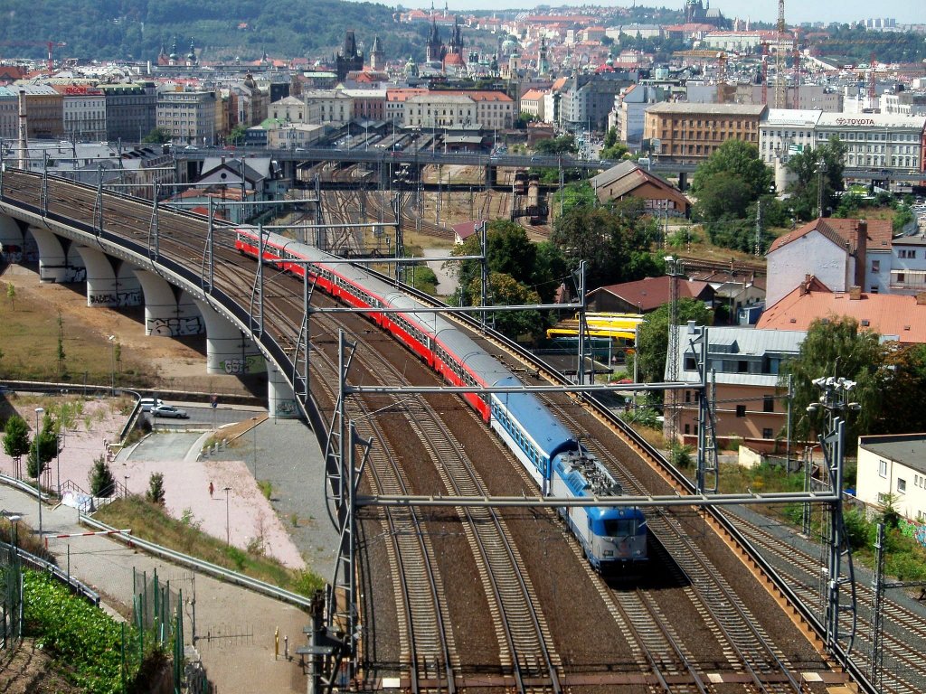 Baureihe 380 zw. Hbf. Praha und Bf Praha Liben, am 17.8.2012. Masaryk-Bahnhof in der Ferne.