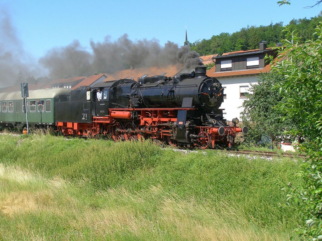 Baureihe 58 : 58 311 der UEF am 04.07.2006 mit einem Sonderzug bei der Ausfahrt aus Amstetten nach Gerstetten.