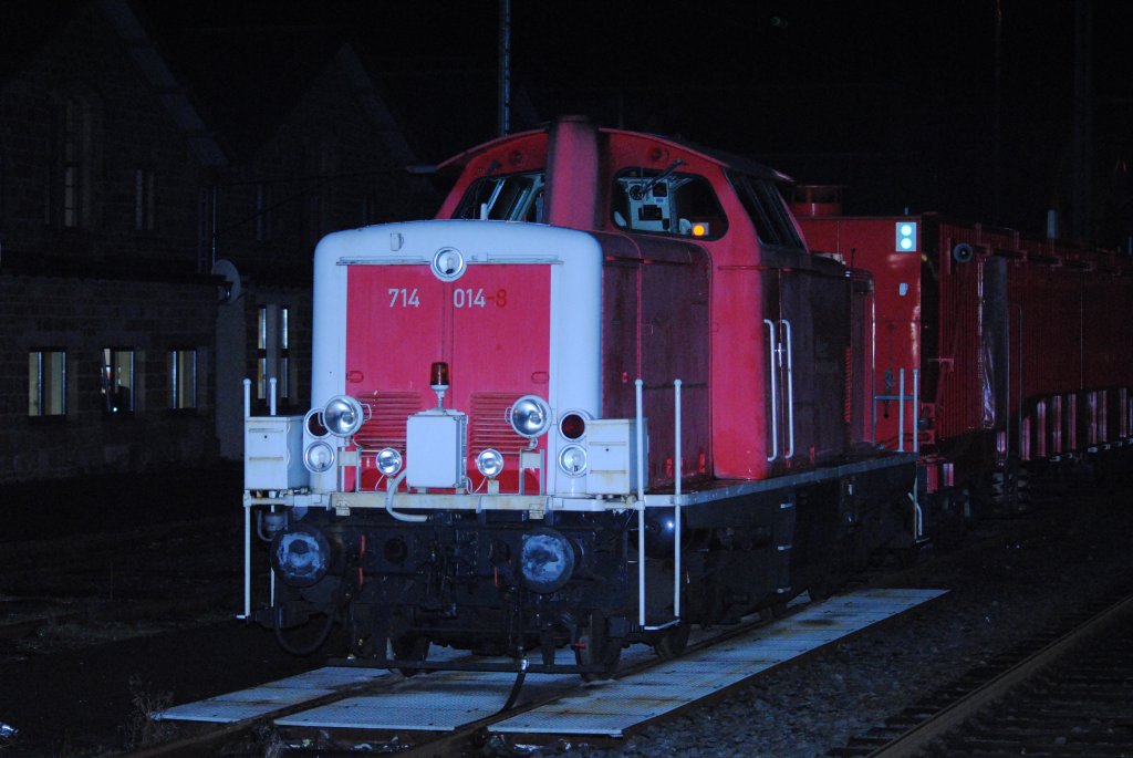 Baureihe 714 014 steht am 27.12.2011 im Hauptbahnhof von Fulda mit dem Tunnelrettungszug. Es ist ein sehr interessanter Zug und toll ist es das auch noch von tollen Lokomotiven gezogen wird.