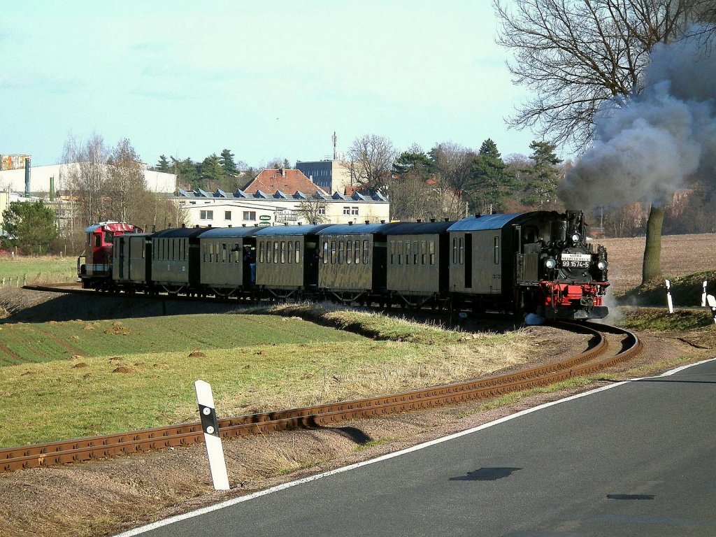 Baureihe 99 : 99 1574 der Dllnitzbahn ('Wilder Robert') am 19.03.11 mit einem Sonderzug zwischen Altmgeln und Glossen. Es schiebt die V30 der Dllnitzbahn.