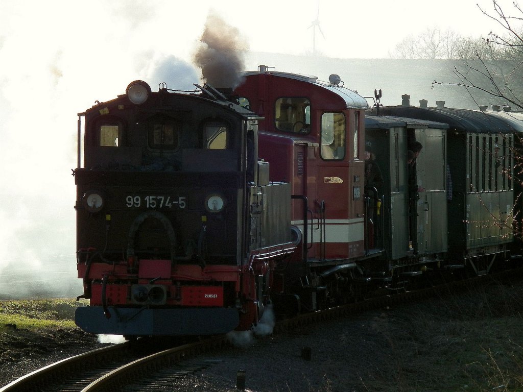 Baureihe 99 : 99 1574 und V30 der Dllnitzbahn ('Wilder Robert') am 19.03.11 zwischen Glossen und Altmgeln.