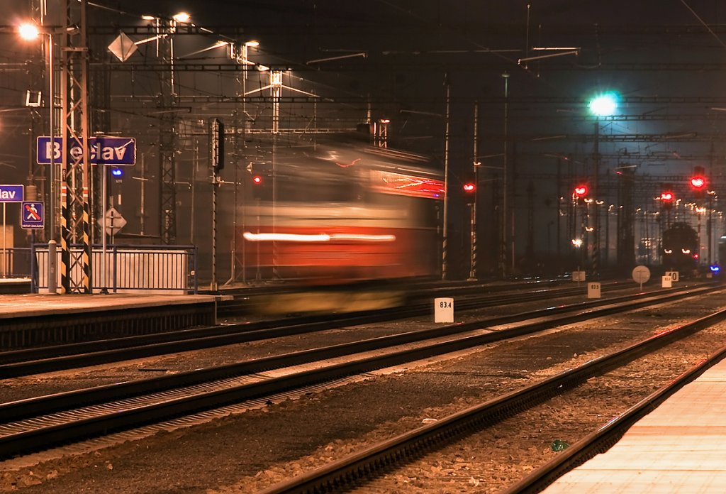 Baureihe CD 242 verlt den Bahnhof in Breclav. Das Foto entstand am 07.01.2011.