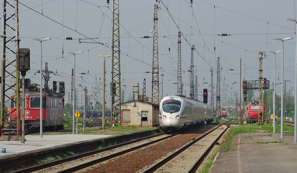 Baureihenvielfalt in Grokorbetha: Zu sehen ist ein ICE-T bei der Durchfahrt in Richtung Weimar sowie ein bisschen von 421 381 und E37 530. Ganz im Hintergrund steht noch 482 029. Aufgenommen am 28.04.2011.