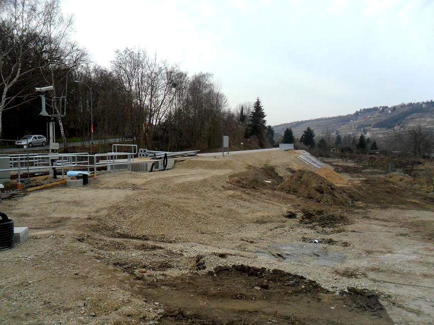 Baustelle Haltepunkt Freyburg/U.
Es gibt noch viel zu tun, bevor hier ein LVT/S de rburgenlandbahn halten kann.
(03.03.2012)