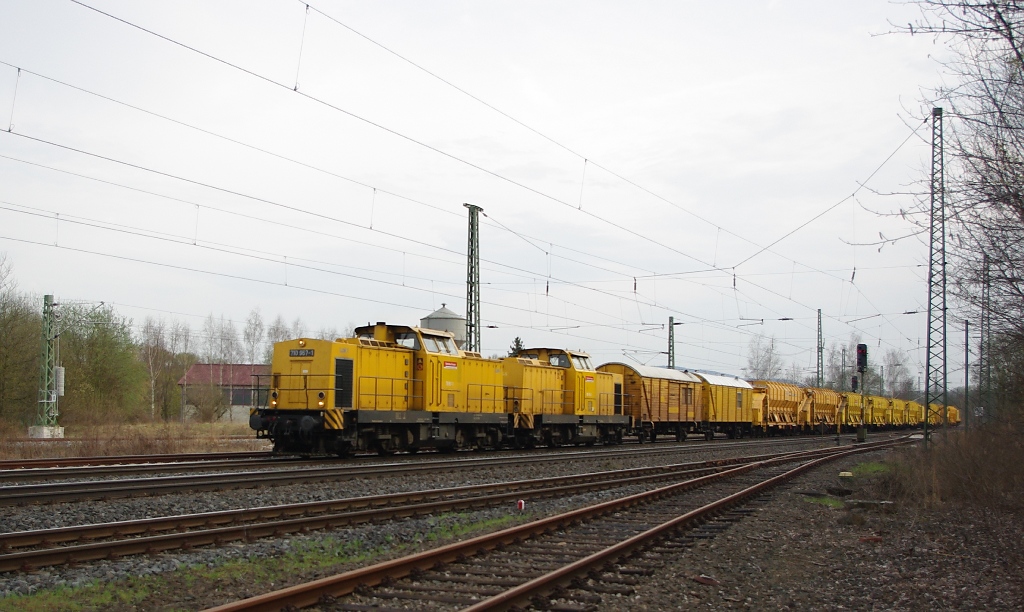 Bautrupp unterwegs! 710 967-1 und 710 965-5 mit einem langen Bauzug in Fahrtrichtung Norden unterwegs. Aufgenommen am 03.04.2011 in Eschwege West.