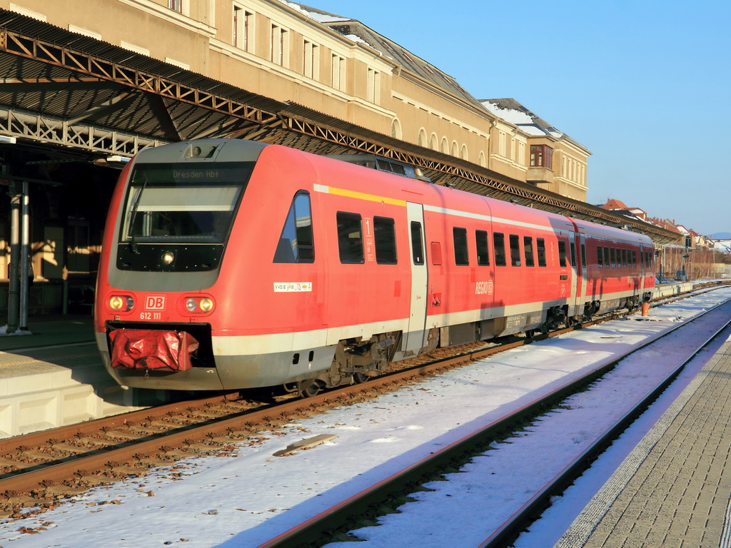 Bautzen am 16. Mrz 2013. Auf Gleis 1 steht 612 111 zur Weiterfahrt nach Dresden als RE 17009. 