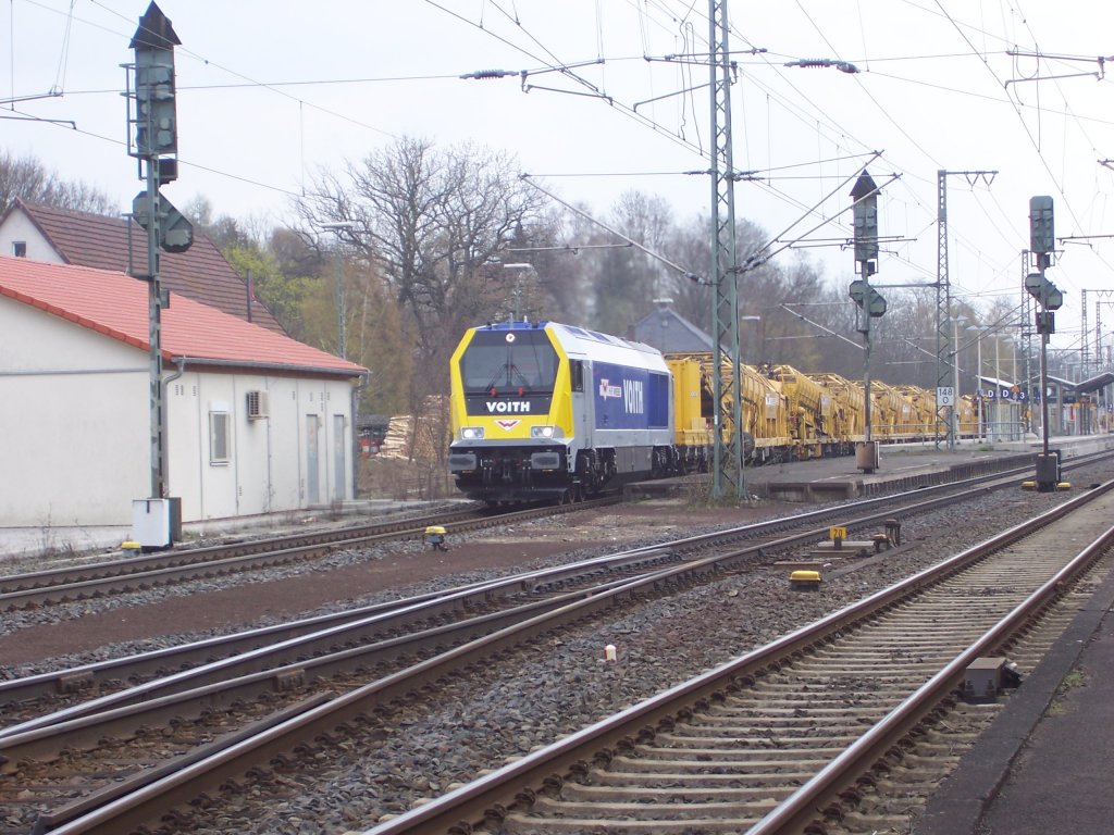 Bauzug der Fa. Wiebe bei der Durchfahrt in Warburg/Westf. am 14.04.2010. Schublok ist V 320 001-1. 