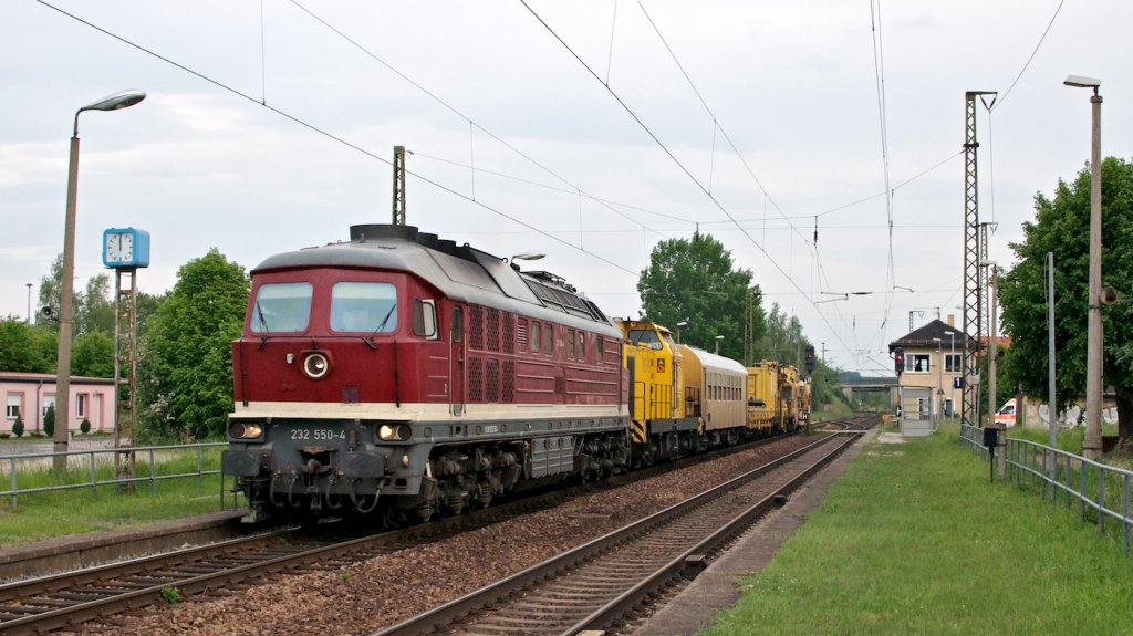 Bauzug mit 232 550 durcheilt Lehndorf am 21. Mai 2012.